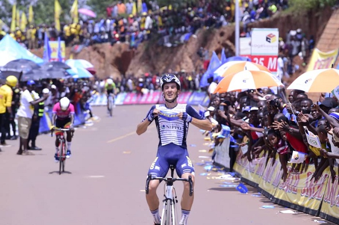 Juan Manuel Diaz Gallego yaciye kuri Mugisha Moise muri metero za nyuma ndetse amutanga ku murongo amusizeho amasegonda atatu