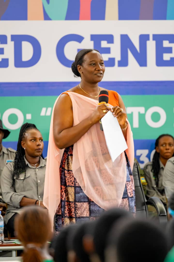 Uwacu Julienne yasabye urwo rubyiruko kurwanya ikintu cyose cyagambirira kugirira nabi Igihugu