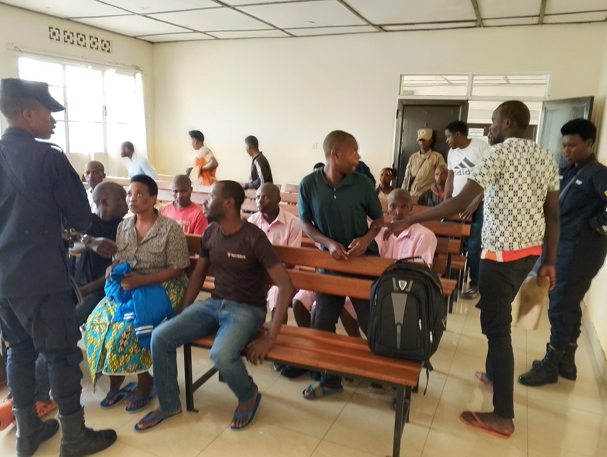 Dushimumuremyi wambaye umwenda irimo ibara ritukura ku rukenyerero, arafungwa iminsi 30