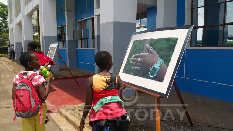Abantu batandukanye barimo abana bazaga kureba amafoto yafotowe n'abahuguwe na Kigali Today Ltd 