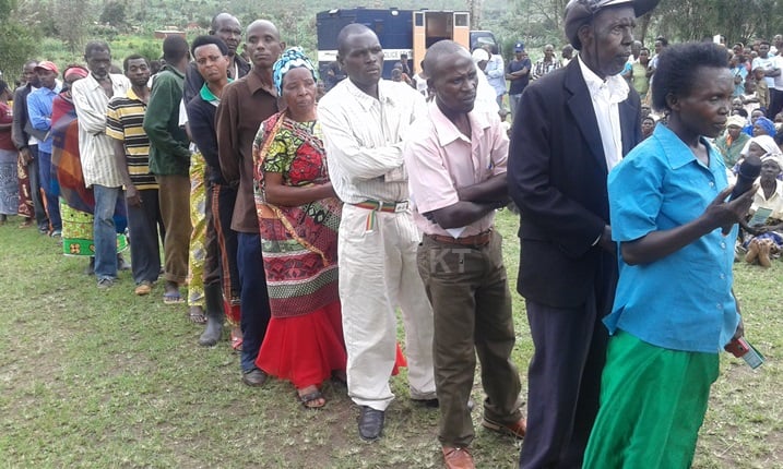 Ku murongo w'abafite ibibazo, abaturage bari benshi.