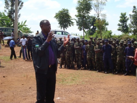 Minisitiri Kabarebe aganira n'abaturage, abasirikari n'abapolisi bitabiriye umuganda