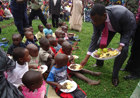 Minisitiri Kabarebe agaburira abana