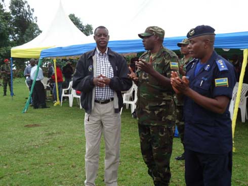 Minisitiri Kabarebe yabwiye abaturage ko ntacyo bakwiye kwikanga kuko aba bateye ari abajura atari abarwanyi.