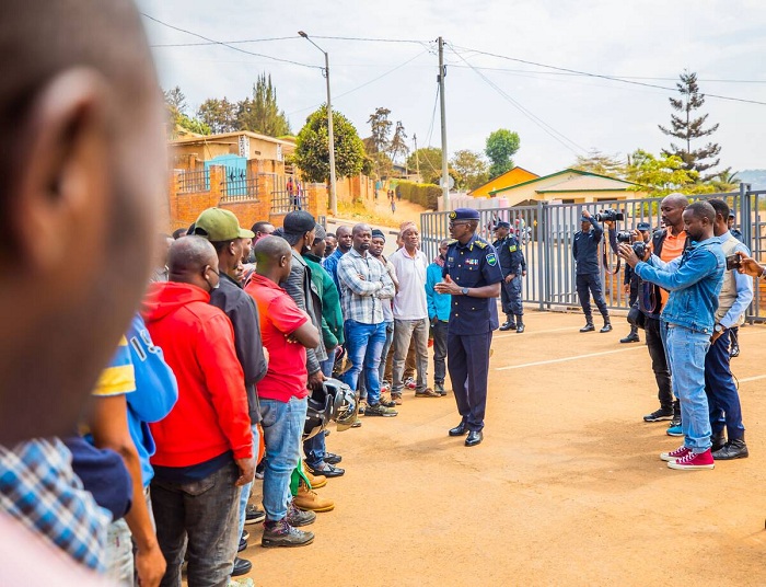 CP Kabera yigisha abatwara ibinyabiziga kubahiriza itegeko ryo gucana amatara
