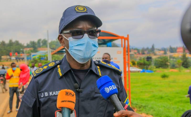 Umuvugizi wa Polisi y'u Rwanda Commissioner of Police (CP) John Bosco Kabera yavuze ko uruhare rw'ibinyabiziga mu guhumanya umwuka ahanini ruri mu mijyi