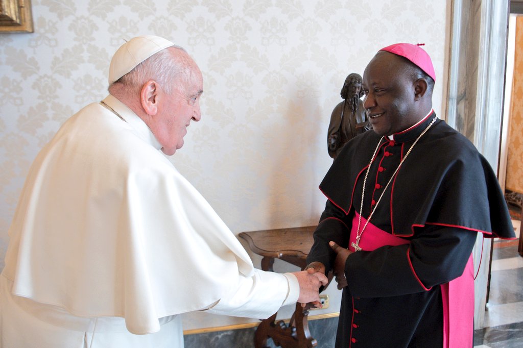 Umushumba wa Kabgayi yakiriwe na Papa i Vaticani