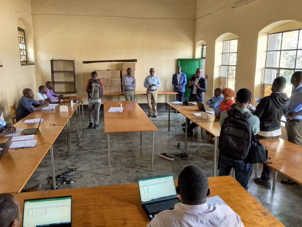 Ahinjirizwa amanota muri mudasobwa muri Groupe Scolaire Saint-Joseph Kabgayi barimo gukosora abanyeshuri barangije umwaka wa gatandatu w'amashuri abanza