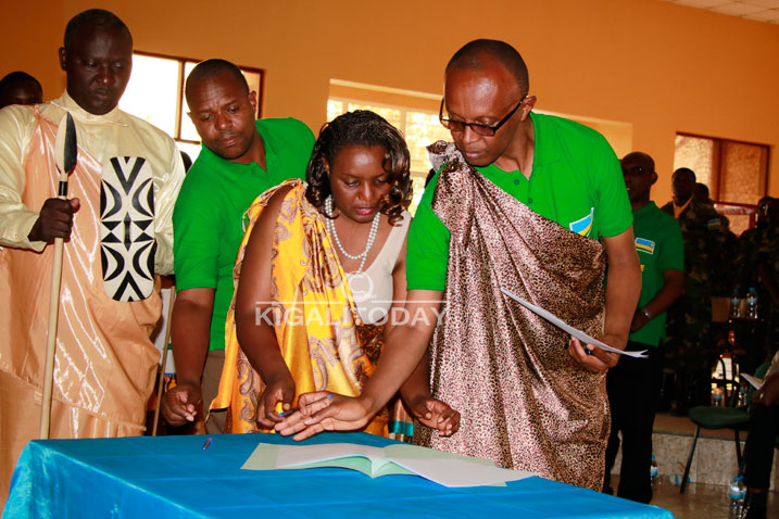 Uwanyirigira Claudine asinya imihigo intore abereye ku mukondo ziyemeje kuzesa