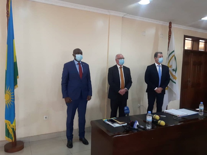 Brammertz (iburyo) hamwe n'abo bakorana baganiriye n'Umushincyaha Mukuru w'u Rwanda, Aimable Havugiyaremye (ibumoso)