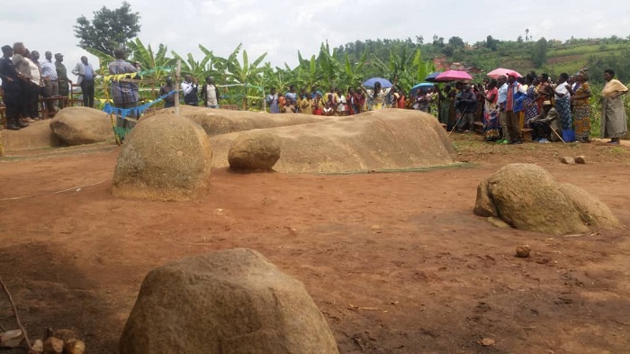 Hirya y'uyu musozi wa Kaburanjwiri hari ikirwa cyitwa Sabanegwa kiri hagati y'u Rwanda n'u Burundi