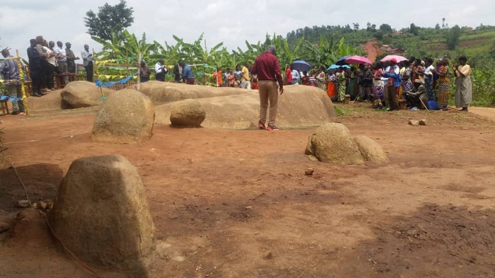 Ibitare bya Rwabugiri mu Mudugudu wa Kaburanjwiri, Akagari ka Munini, Umurenge wa Kansi mu Karere ka Gisagara byicazwaho abaturage bafatwa nk'Intwari