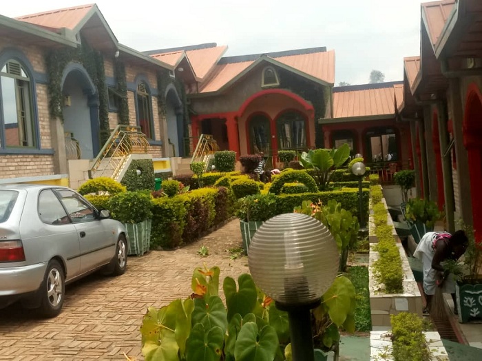 Aha ni imbere mu nzu Karangwa yubatse zatumye atekereza guhanga kaburimbo