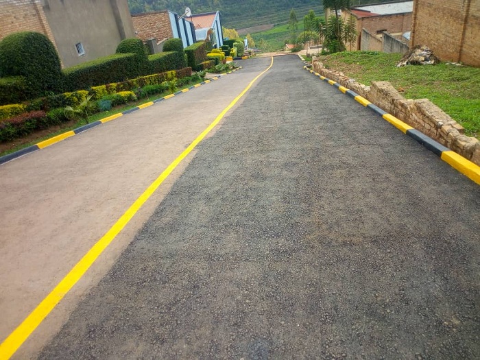 Karangwa François yashyize kaburimbo mu muhanda uherereye ahitwa i Madina mu Mujyi wa Huye