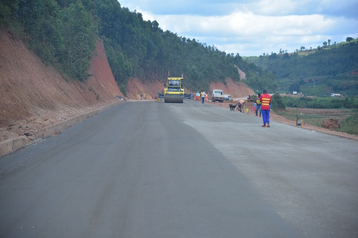 Mu Karere ka Nyaruguru ubu hari kuzura umuhanda wa kaburimbo uzagera ku bitaro bya Munini uturutse mu Karere ka Huye