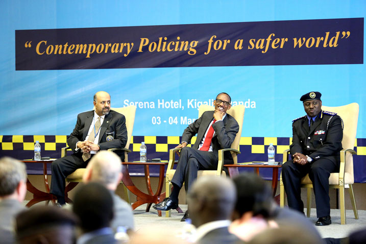 Perezida Kagame (hagati) y