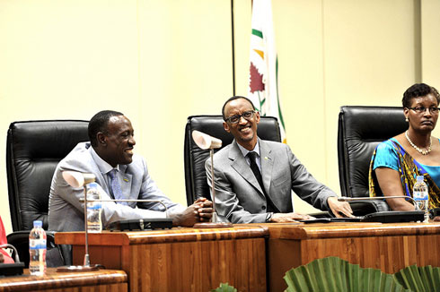 Perezida Kagame (hagati ya Perezida wa Sena na Perezidante w'umutwe w'abadepite) yakiriye indahiro y'umuyobozi mushya wa RDB.