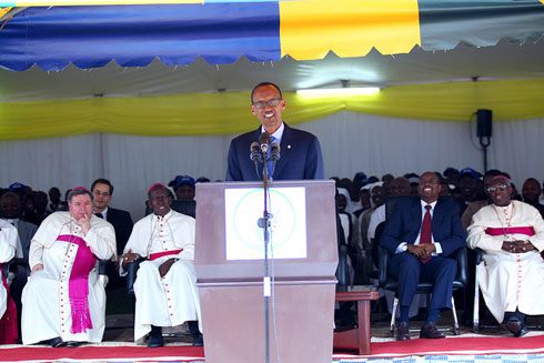 Perezida Kagame ageza ijambo ku bitabiriye umuhango wo kwizihiza isabukuru y'imyaka ijana Seminari nto ya Kabgayi imaze itangiye.