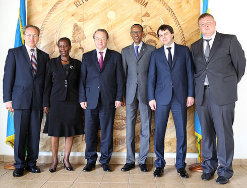 Perezida Kagame na Minisitiri Mushikiwabo bafata ifoto y'urwibutso n'intumwa z'u Burusiya ziri mu Rwanda.