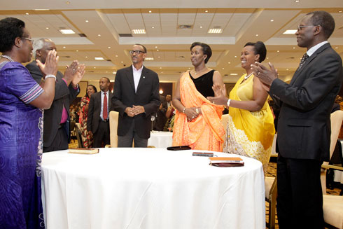 Perezida Kagame na Madamu we bari hagati ya Musenyeri Rwaje Onesphore wo muri EER n