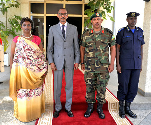 Perezida Kagame afata ifoto y'urwibutso n'abayobozi bashya barahiye kuri uyu wa 12/07/2013.