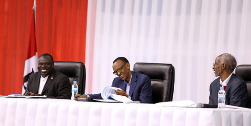 Perezida Kagame (hagati) hamwe n