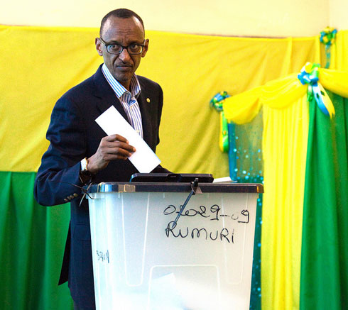 Perezida Kagame ashyira urupapuro rw'itora mu isanduku yabugenewe.