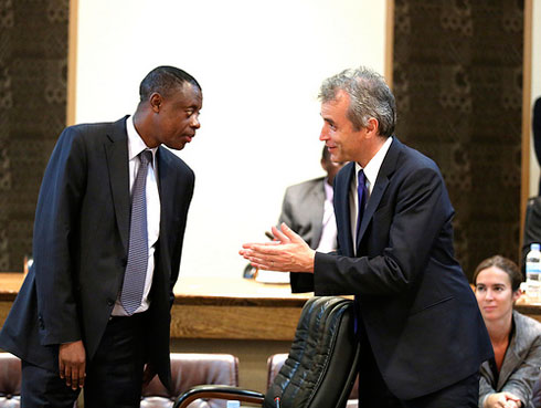 Minisitiri w'ingabo, Gen. James Kabarebe, aganira n'umwe mu bayobozi ba UNSC.