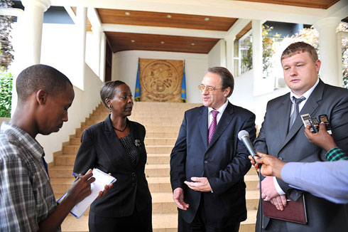 Minisitiri w'ububanyi n'amahanga w'u Rwanda, Louise Mushikiwabo hamwe na Ministiri w'u Burusiya wungirije ushinzwe ububanyi n'amahanga, Mikhail Leonidovich Bogdanov, mu kiganiro n'abanyamakuru.