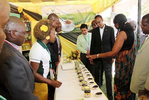 Perezida Kagame asobanurirwa ibijyanye n'ibyayi bikorerwa mu Rwanda.