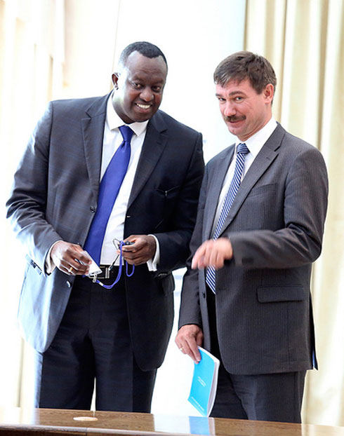 Uhagarariye u Rwanda muri UN, Eugene Gasana, nawe yazanye na bagenzi be mu Rwanda.