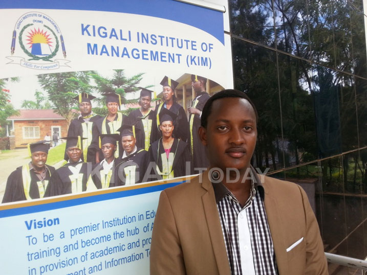 Kagame Geoffrey, uhagarariye abanyeshuri muri KIM.