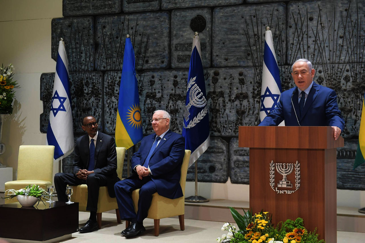  Perezida Kagame na Minisitiri w'Intebe Netanyahu mu biganiro na Perezida Ravlin.