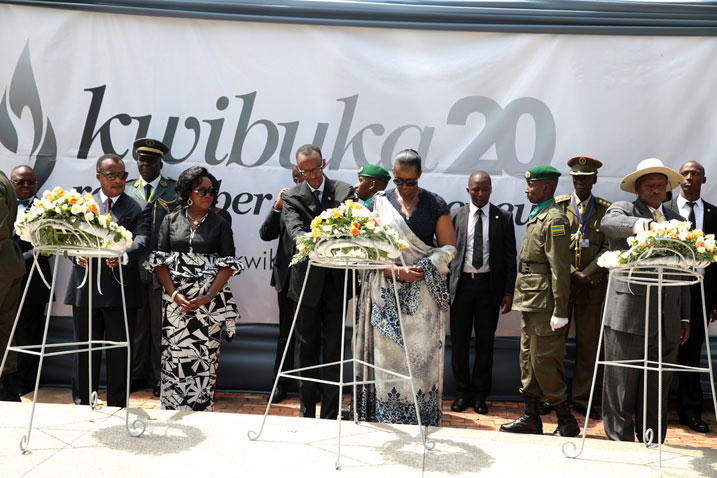 Perezida Kagame n'umufasha we (bari hagati) bashyira indabo ku mva ishyinguyemo abazize Jenoside ku rwibutso rwa Gisozi.