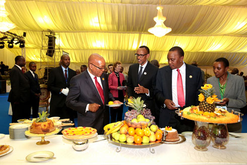 Perezida Kagame hamwe n'abandi bayobozi b'ibihugu bafata ifunguro mu gihugu cya Angola aho bitabiriye inama ya ICGLR.