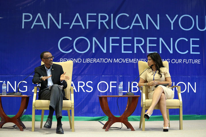 Perezida Kagame hamwe n'umunyamakuru Julie Gichuru wayoboye ikiganiro.