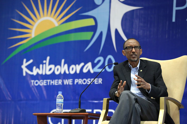 Perezida Kagame aganira n'urubyiruko rukomoka mu mpande zitandukanye za Afurika rwibumbiye mu ihuriro Pan-African Youth Forum.