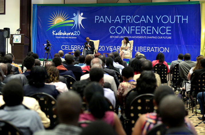 Urubyiruko rwaturutse mu mpande zitandukanye za Afurika zikurikiye ikiganiro na Perezida Kagame.