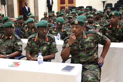 Umugaba mukuru w'ingabo z'u Rwanda, Gen. Patrick Nyamvumba (imbere iburyo) mu gusoza umwiherero w'abasirikare bakuru mu ngabo z'u Rwanda.