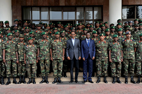 Bafata ifoto y'urwibutso.