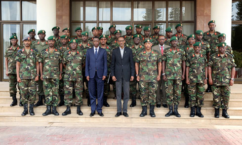 Perezida Kagame afata ifoto y'urwibutso n'abasirikare bakuru mu ngabo z'u Rwanda.