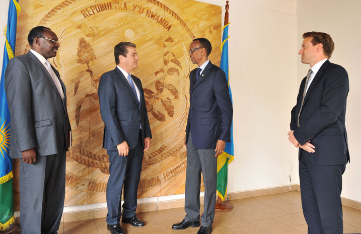 Perezida Kagame na Minisitiri Kanimba Francois baganira n'abayobozi muri WTO.