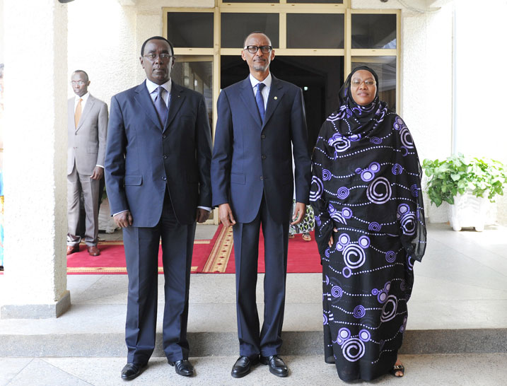 Perezida wa Repubulika Paul Kagame hagati ya Perezida wa Sena Bernard Makuza (ibumoso) na Visi Perezida wa Sena ushinzwe amategeko no gukurikirana ibikorwa bya Guverinoma Mme Fatu Harelimana.