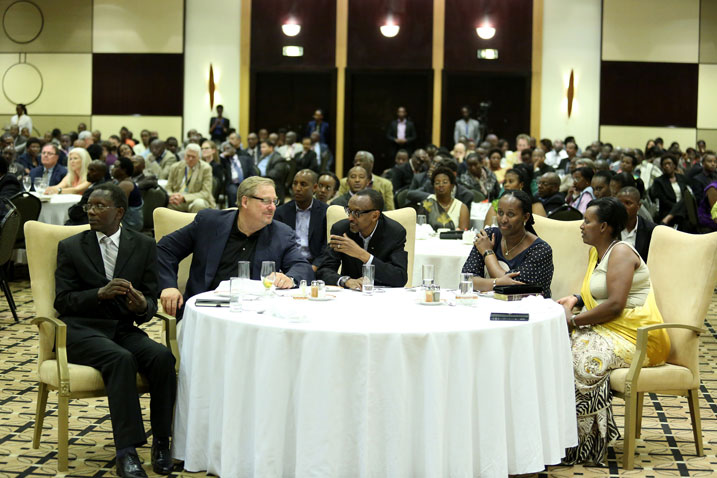 Pasiteri Rutayisire, Perezida Kagame , Pasitoro Rick Warren, Madamu Jeannette Kagame n'umufasha wa Pasiteri Rutayisire.