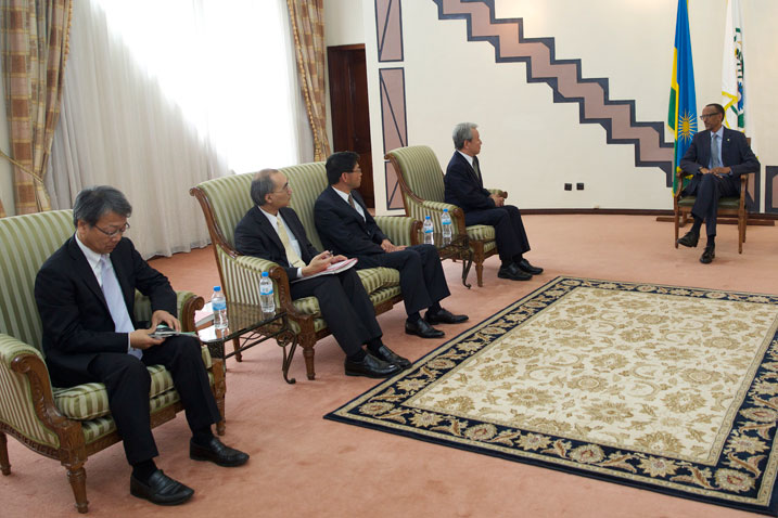 Perezida Kagame aganira n'umuyobozi wa JICA hamwe n'abari bamuherekeje.