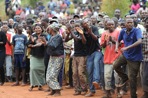 Nyuma y'umuganda, abaturage bagaragarije Perezida Kagame ko bamwishimiye.