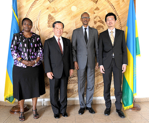 Ambasaderi Kunio Hatanaka na Perezida Kagame (hagati) hamwe n