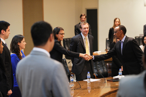 Perezida Kagame aramutsa abanyeshuri bo muri kaminuza ya Stanford baje mu rugendo shuri mu Rwanda.