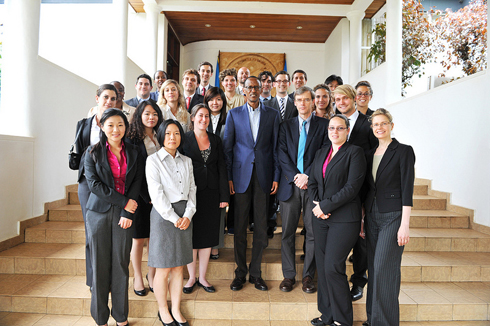 Abanyeshuri biga International Policy muri Stanford University bari kumwe na Perezida Kagame.