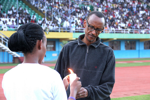 Nyuma y'urugendo, Perezida Kagame yatangije ijoro ry'icyunamo kuri stade Amahoro.